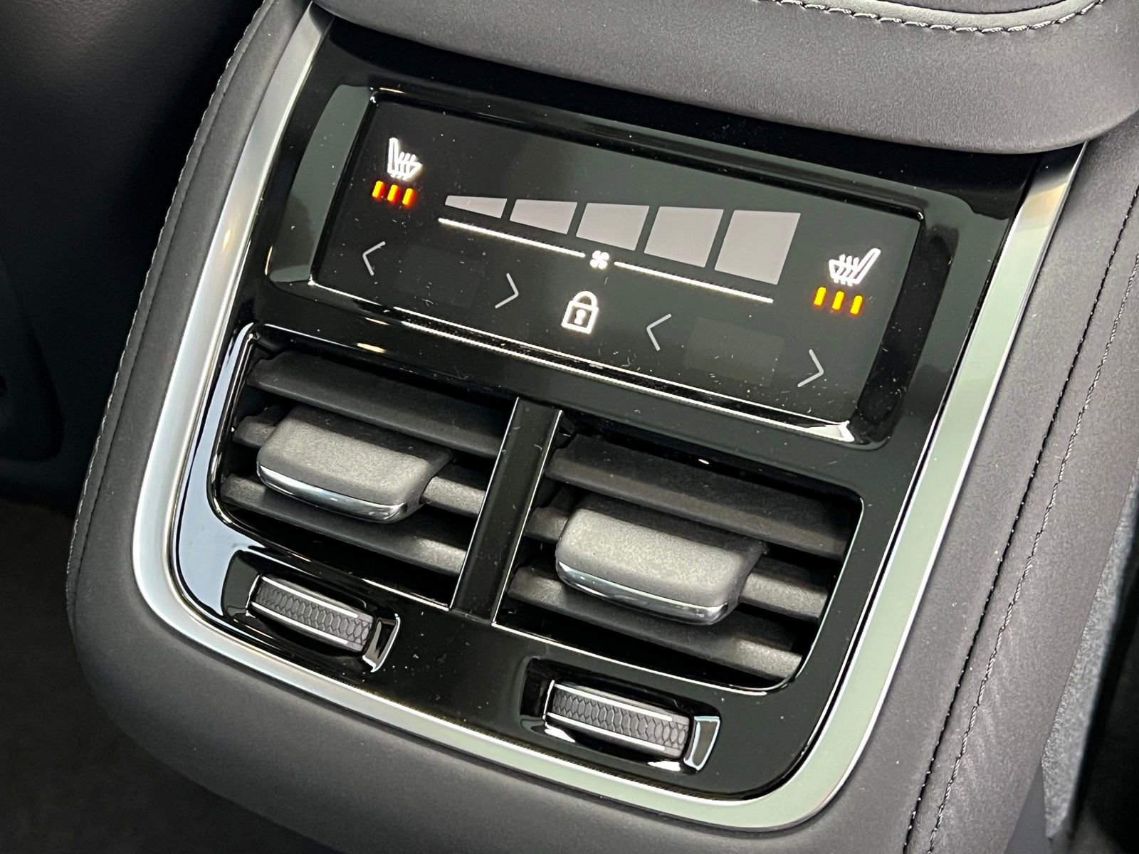 New 2026 Volvo XC90 B6 Plus w/ Protection Package Premier image 15