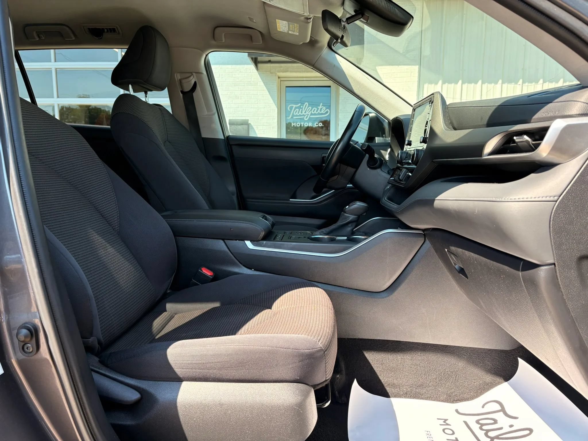 Used 2022 Toyota Highlander LE AWD/4WD image 13