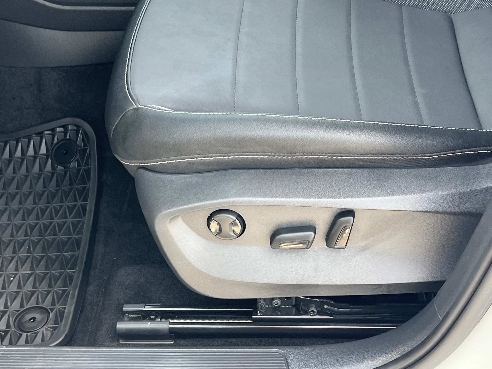 Certified 2023 Volkswagen Taos SE w/ Black Wheel Package image 17