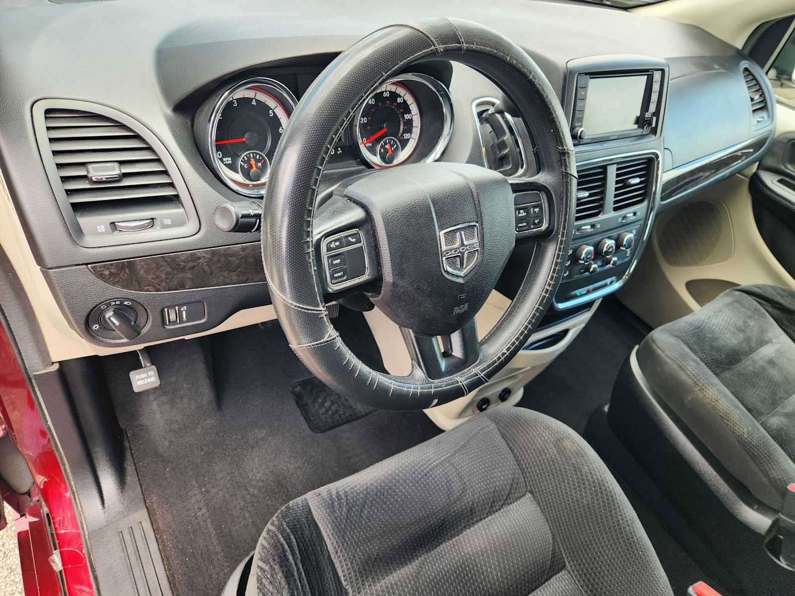 Used 2019 Dodge Grand Caravan SE w/ UConnect Hands-Free Group FWD image 2