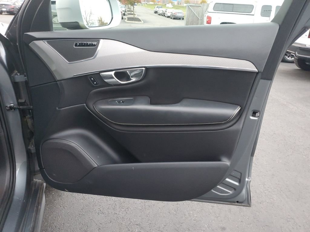 Used 2016 Volvo XC90 T6 R-Design w/ Vision Package image 32