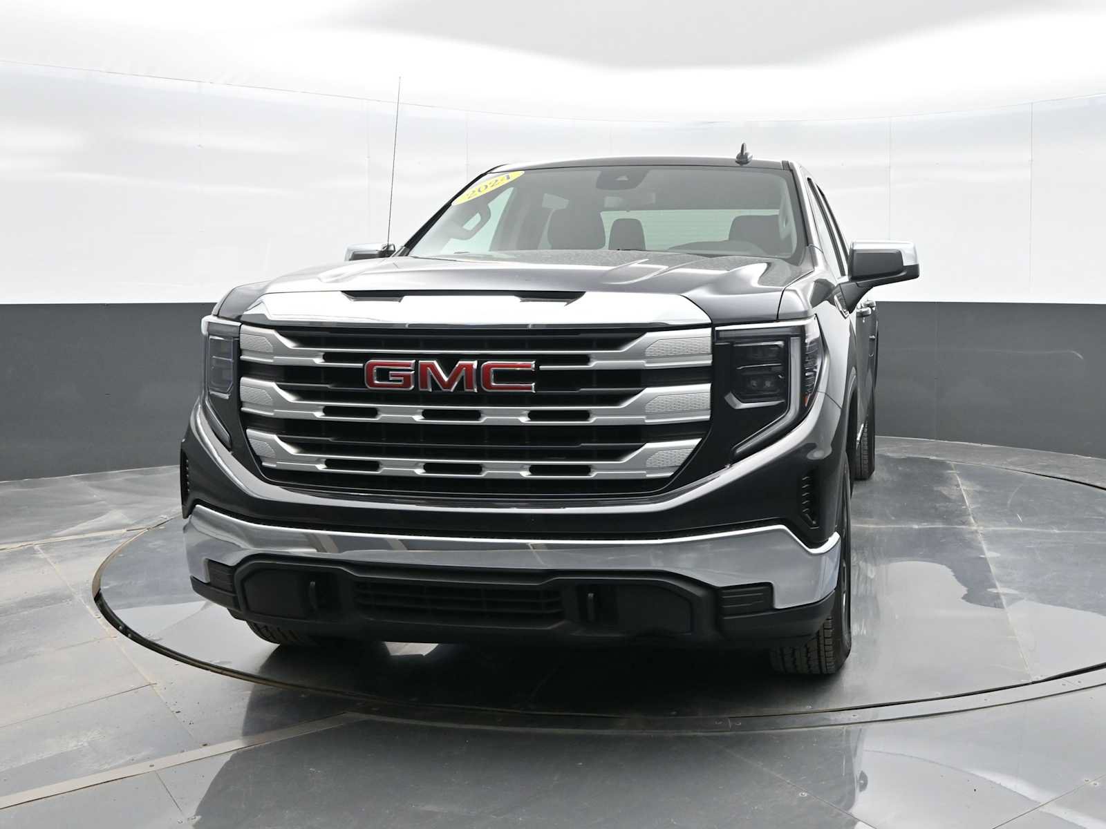 Used 2024 GMC Sierra 1500 SLE AWD/4WD image 3