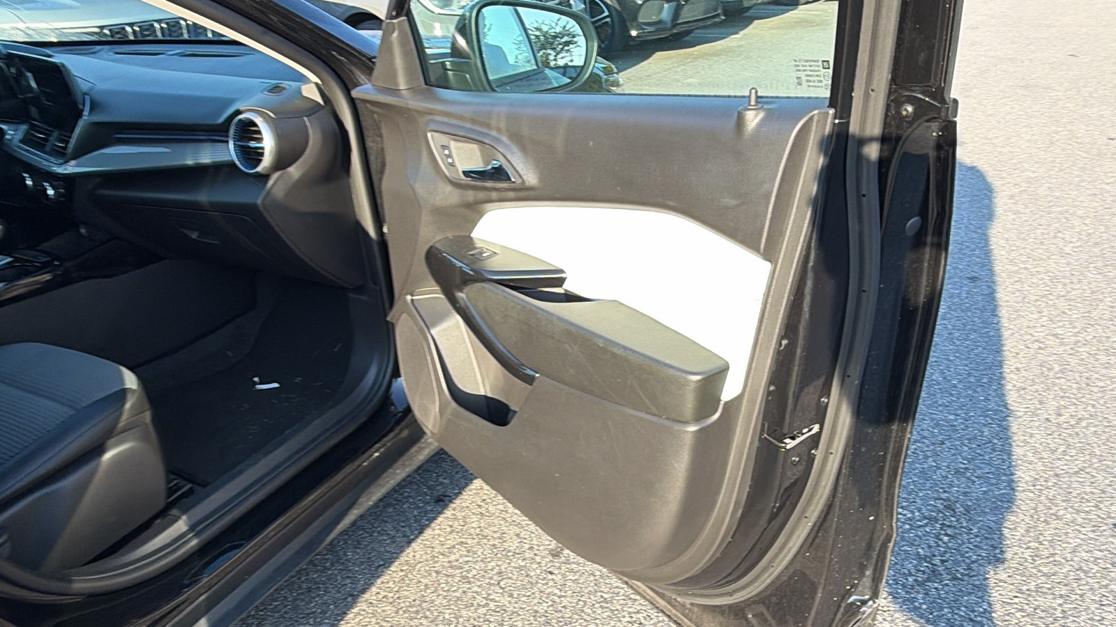 Used 2025 Chevrolet Trax LT FWD image 18