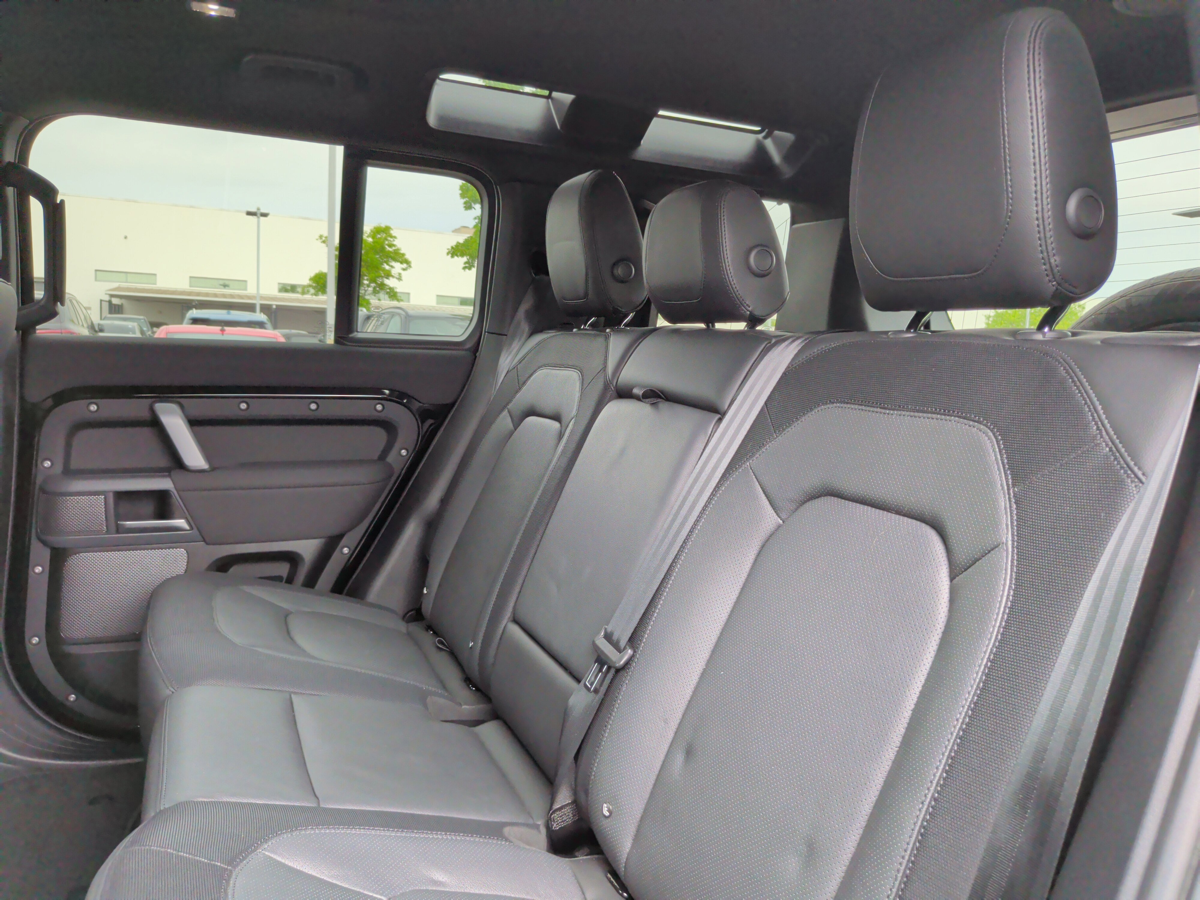 Used 2023 Land Rover Defender 110 X-Dynamic SE image 37