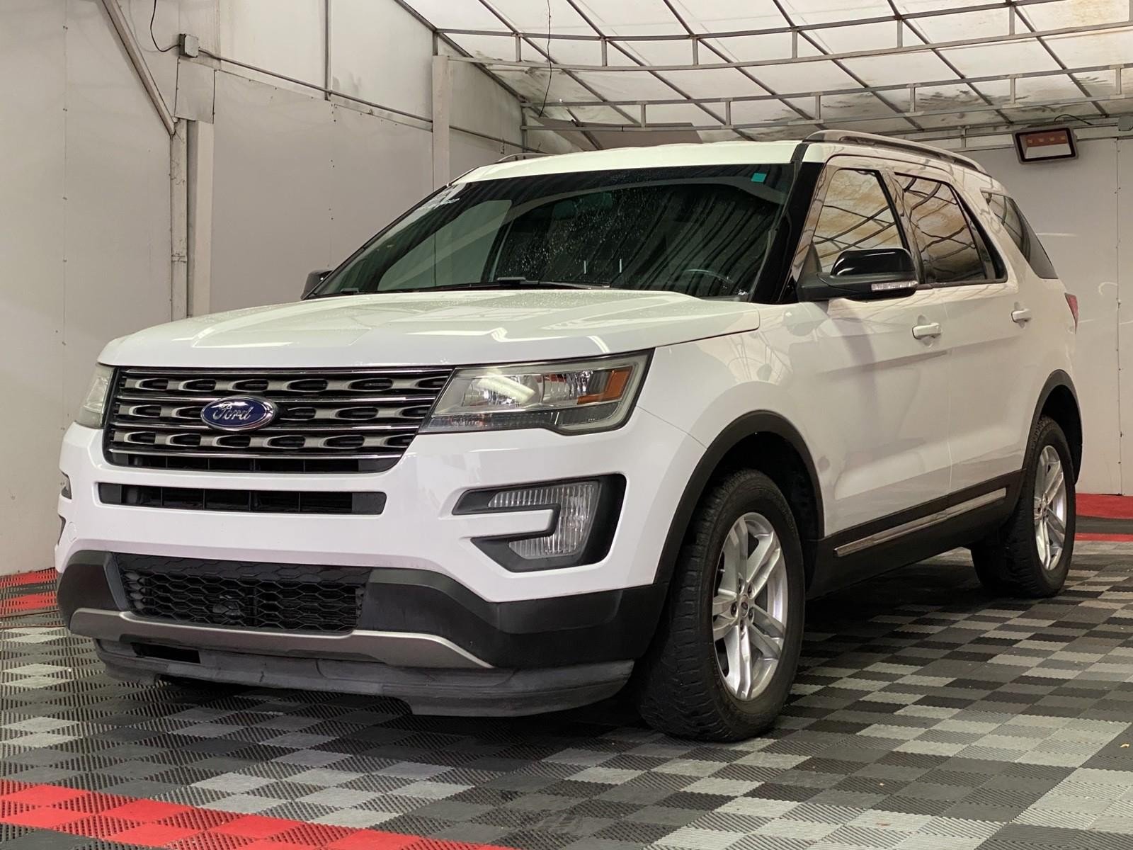 Used 2017 Ford Explorer XLT AWD/4WD image 3