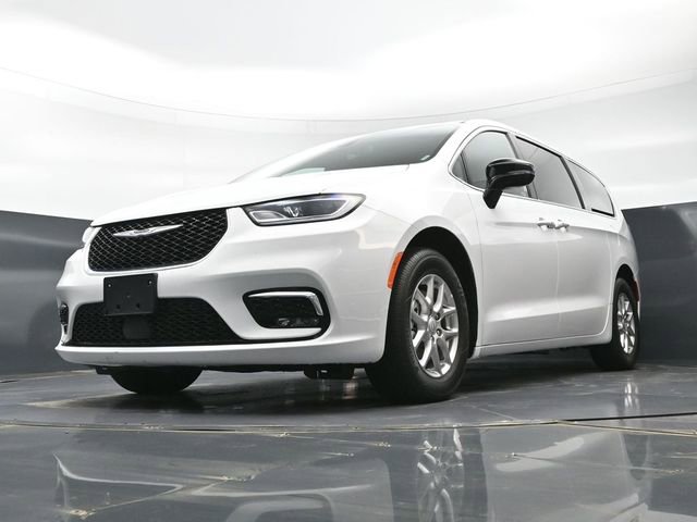 Used 2025 Chrysler Pacifica Select image 42