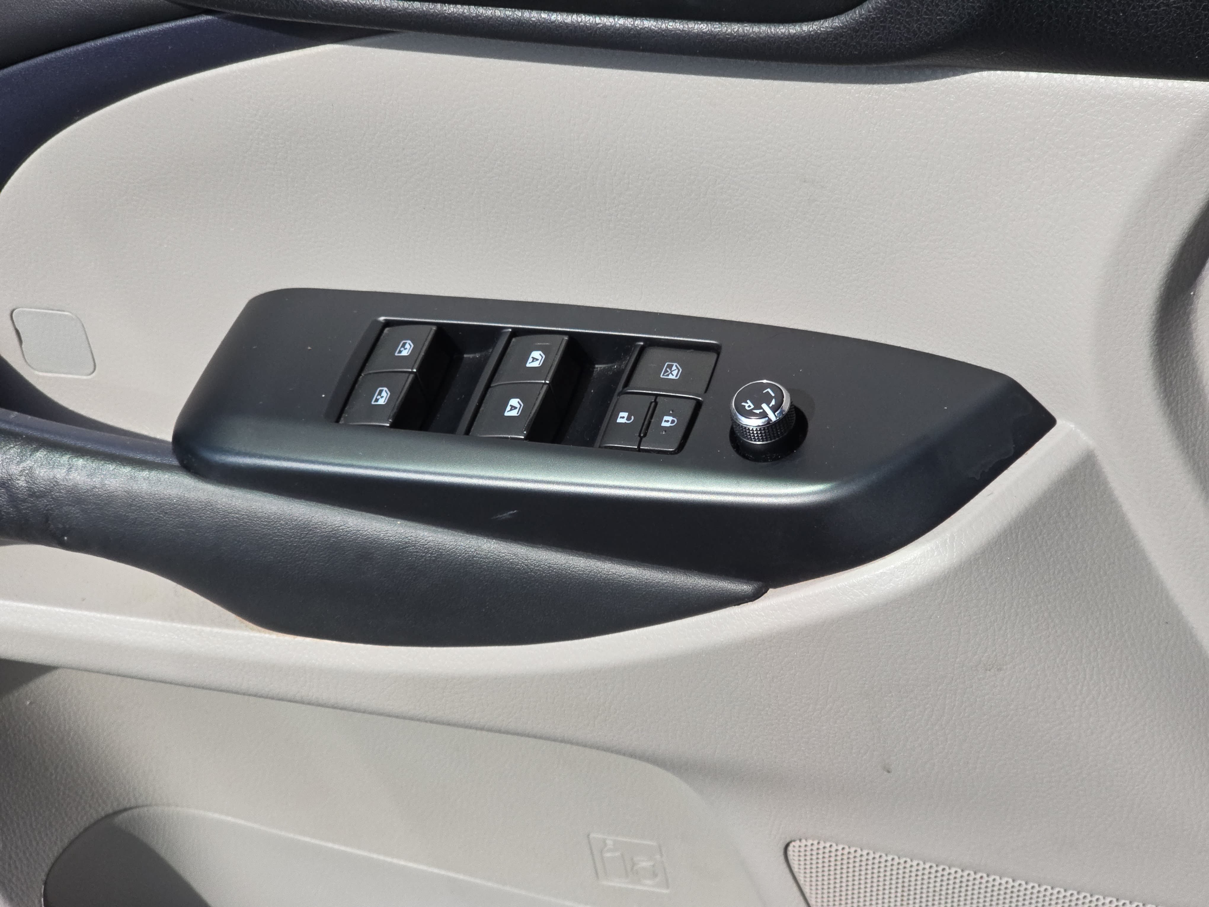 Used 2015 Toyota Highlander Plus FWD image 29