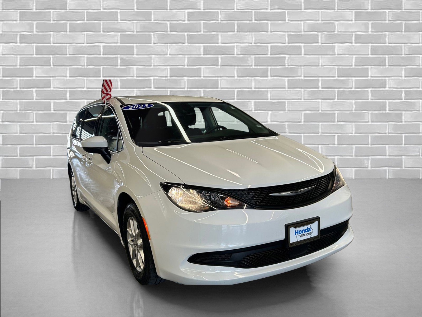 Used 2023 Chrysler Voyager LX image 7