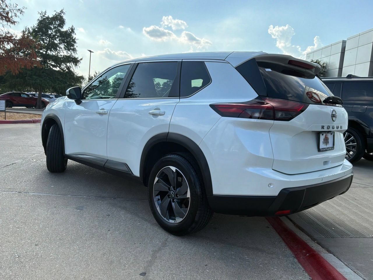 Used 2025 Nissan Rogue SV FWD image 8