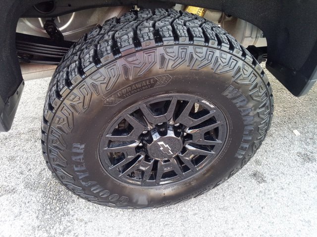 Used 2025 Chevrolet Silverado 2500 ZR2 w/ Technology Package image 12