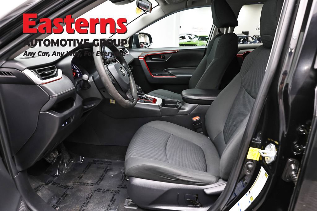 Used 2021 Toyota RAV4 LE image 14