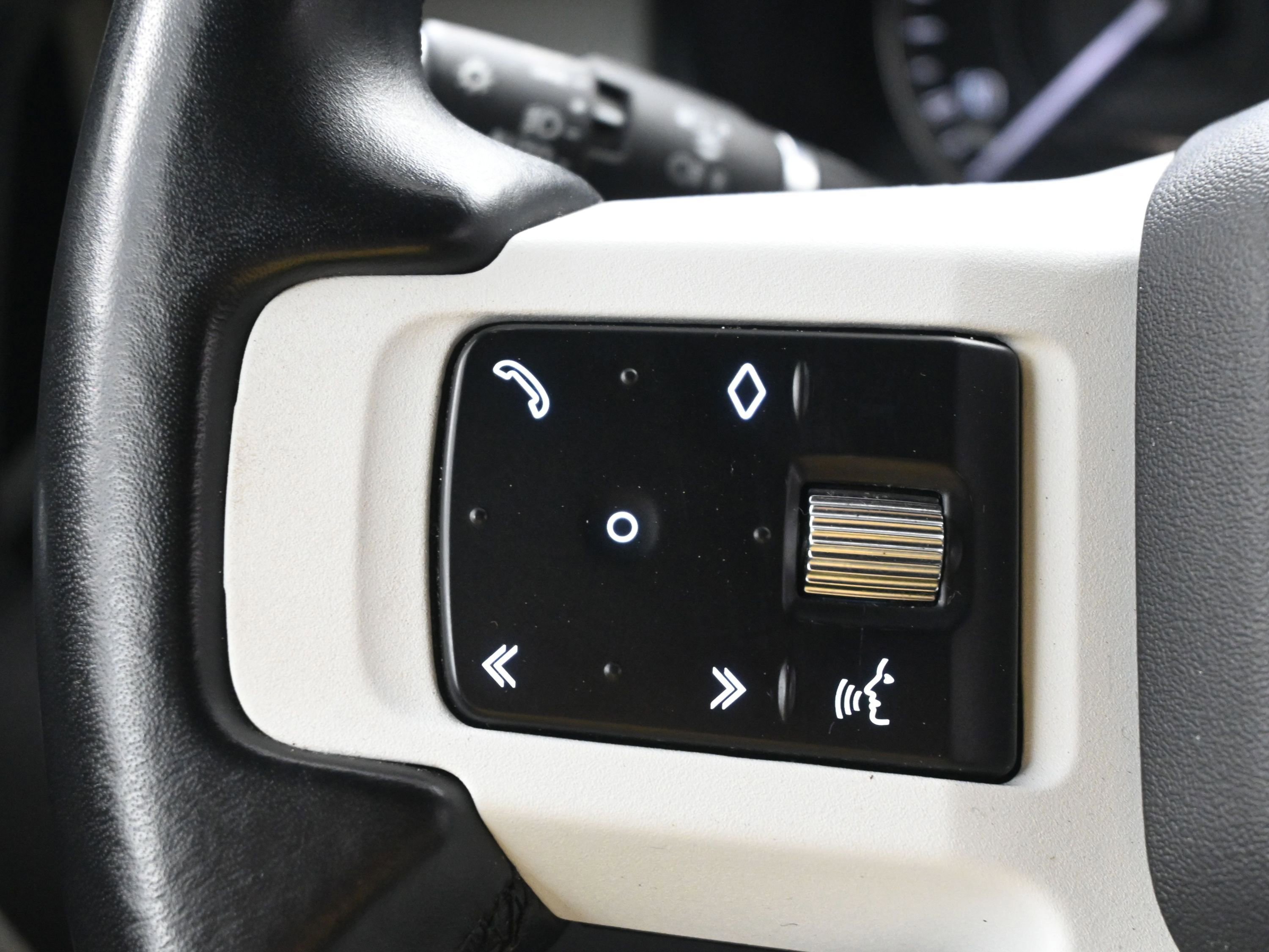 Certified 2023 Land Rover Defender 110 X-Dynamic SE image 21