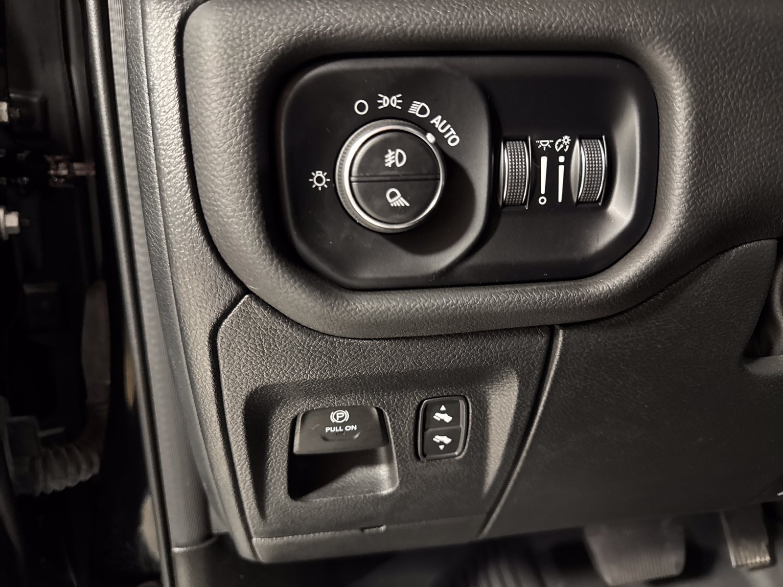 Used 2024 RAM 1500 Laramie AWD/4WD image 14