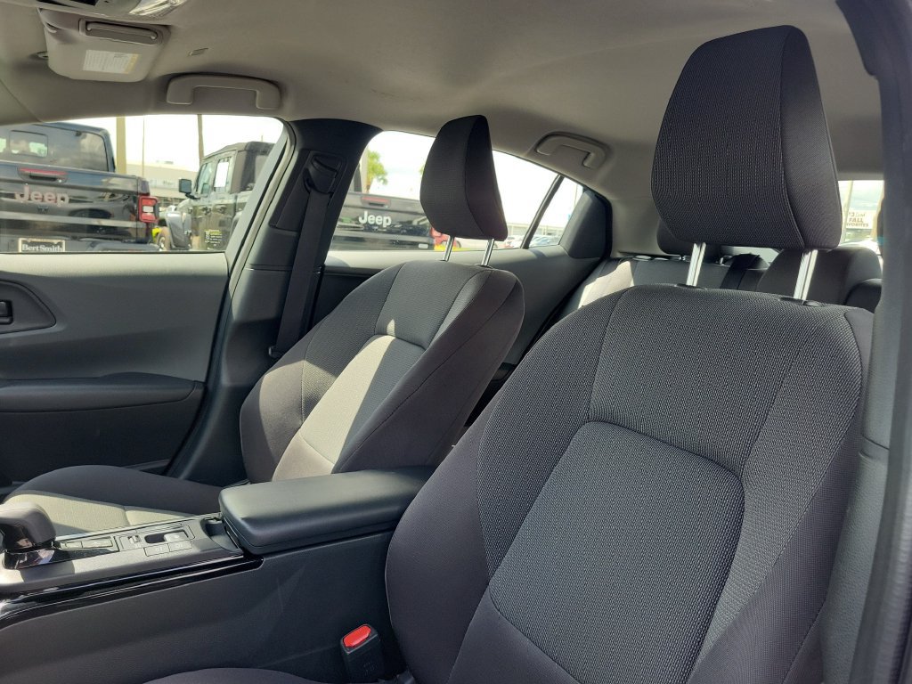 Used 2025 Toyota Prius LE FWD image 19