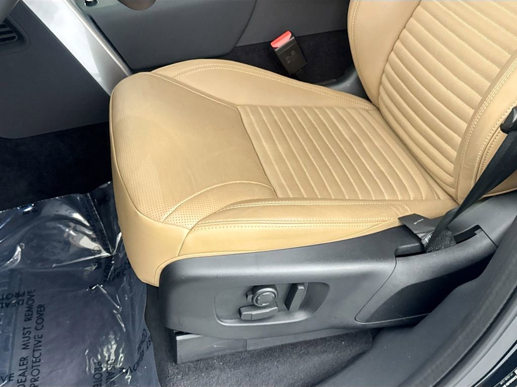 Certified 2025 Land Rover Discovery Metropolitan Edition image 19