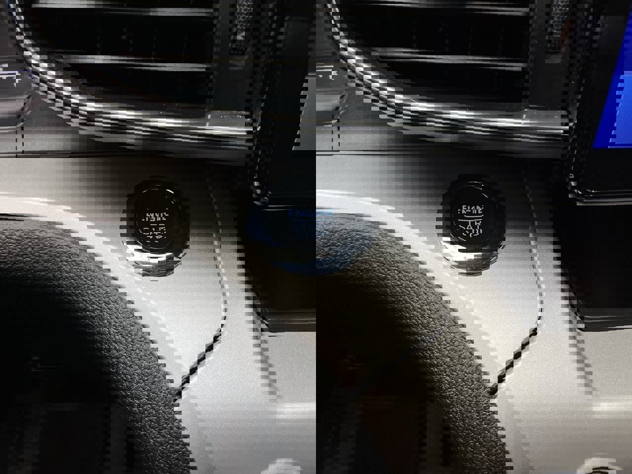 Used 2022 Ford Explorer XLT w/ Equipment Group 202A image 23