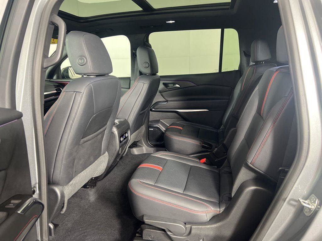 Used 2024 Chevrolet Traverse RS FWD image 7