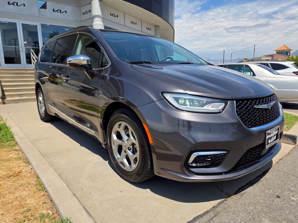 Used 2023 Chrysler Pacifica Limited FWD image 3