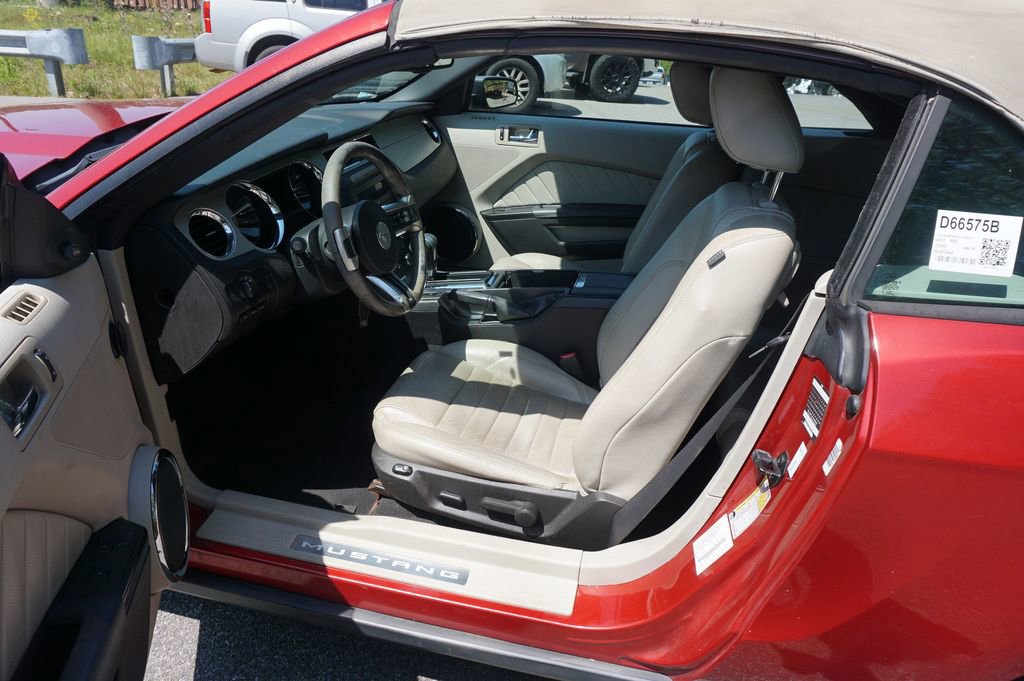 Used 2010 Ford Mustang Premium RWD image 2