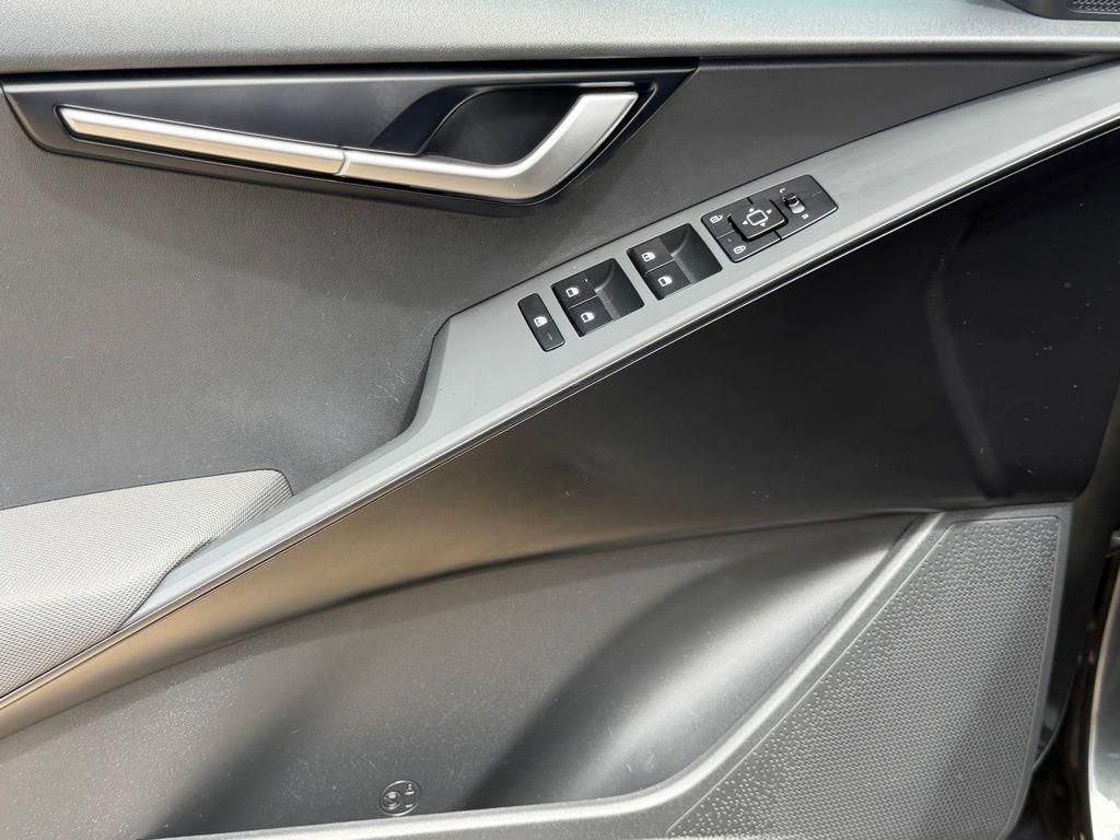 Used 2025 Kia Niro LX FWD image 12