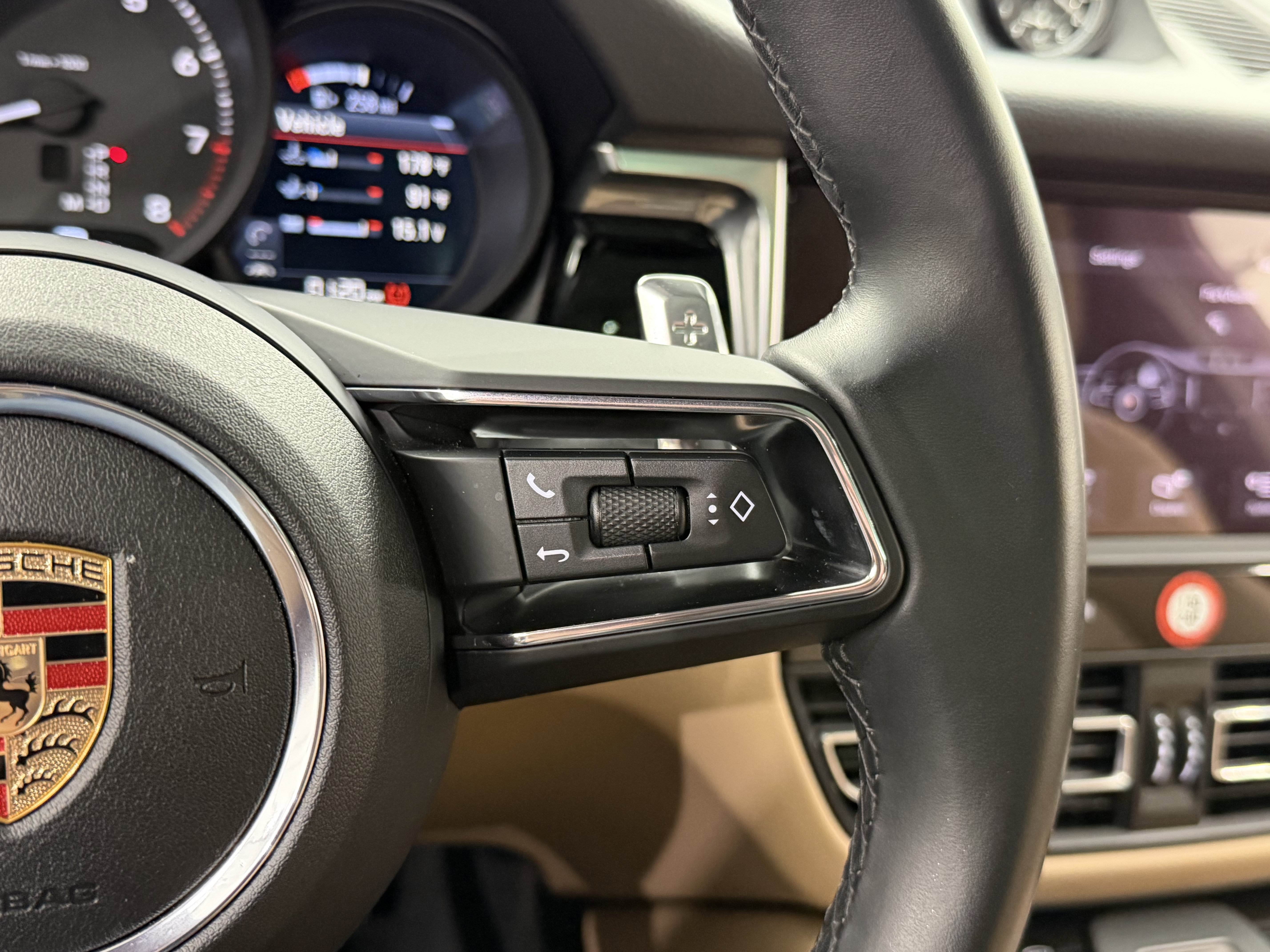 Certified 2025 Porsche Macan image 50