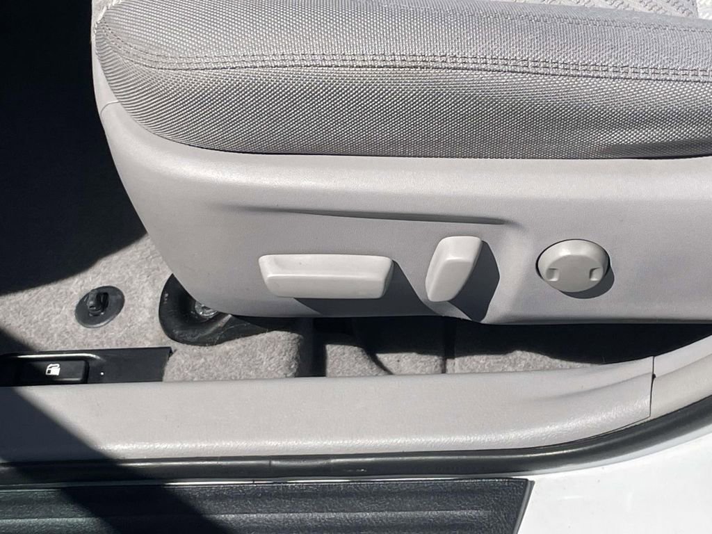 Used 2016 Toyota Camry LE image 16