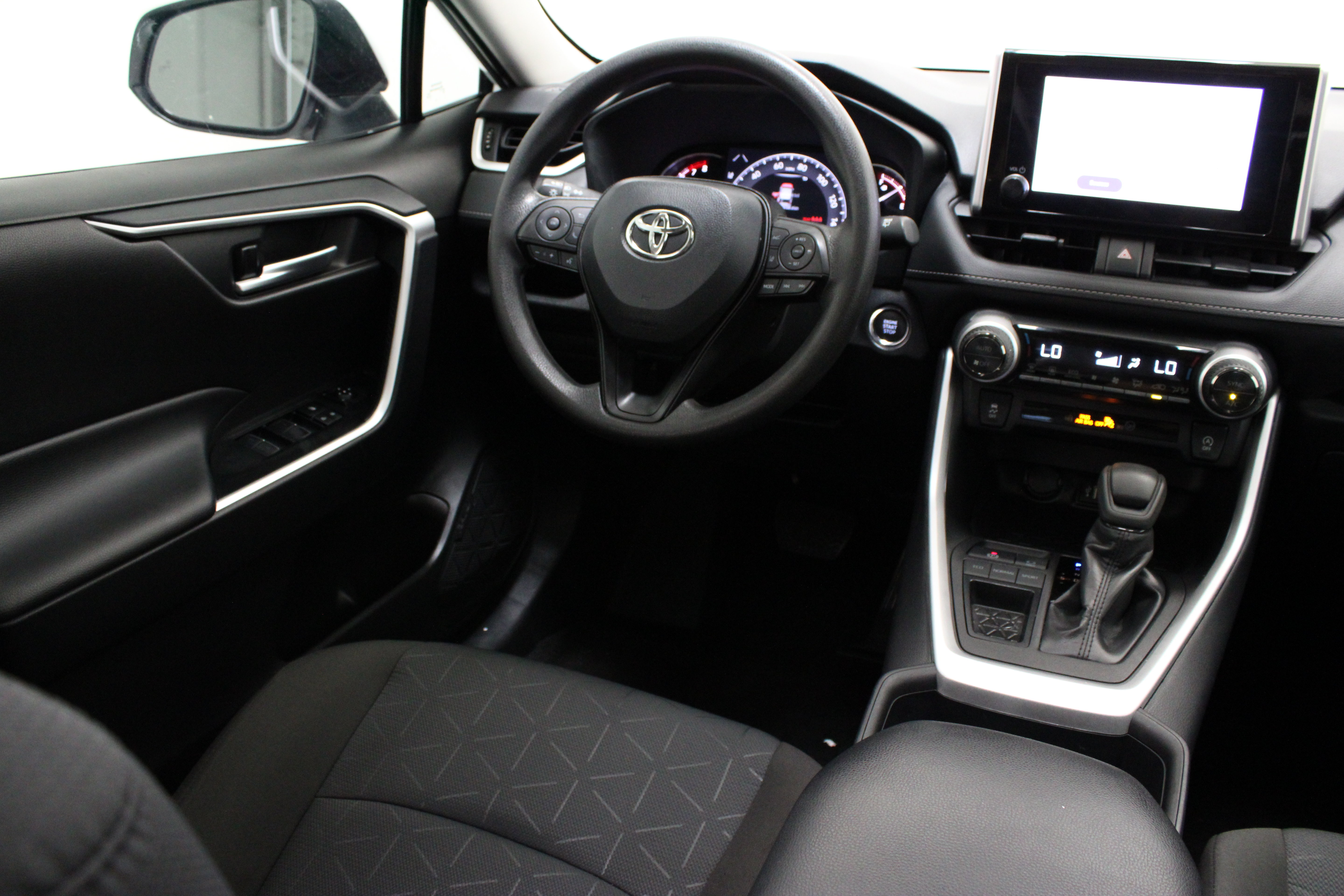 Used 2025 Toyota RAV4 XLE w/ Convenience Package FWD image 31
