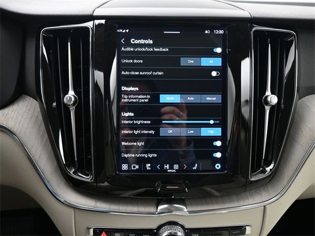 Used 2023 Volvo XC60 B5 Plus image 22