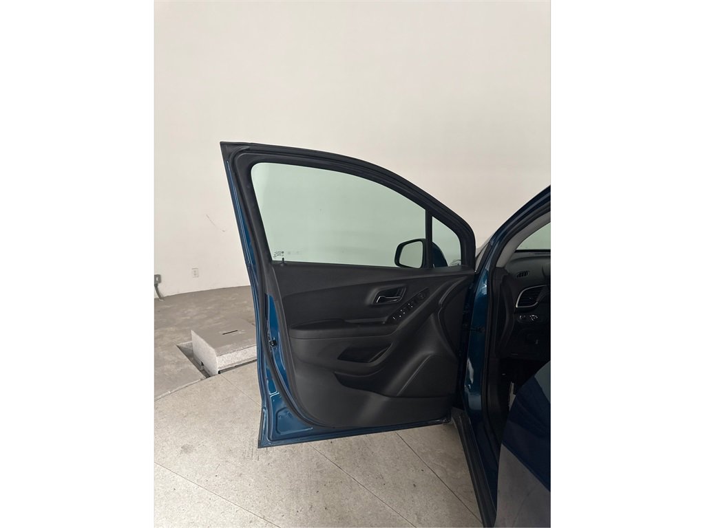 Used 2020 Chevrolet Trax LT w/ LT Convenience Package image 9