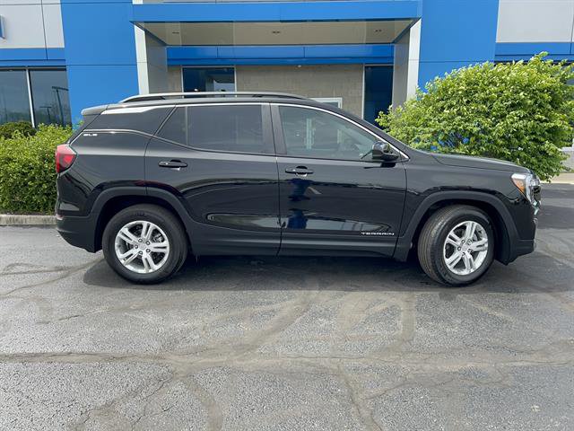 Used 2024 GMC Terrain SLE w/ Driver Convenience Package FWD image 10