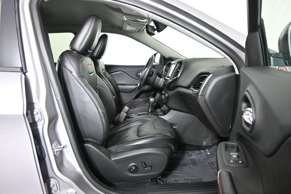 Used 2019 Jeep Cherokee Trailhawk AWD/4WD image 13