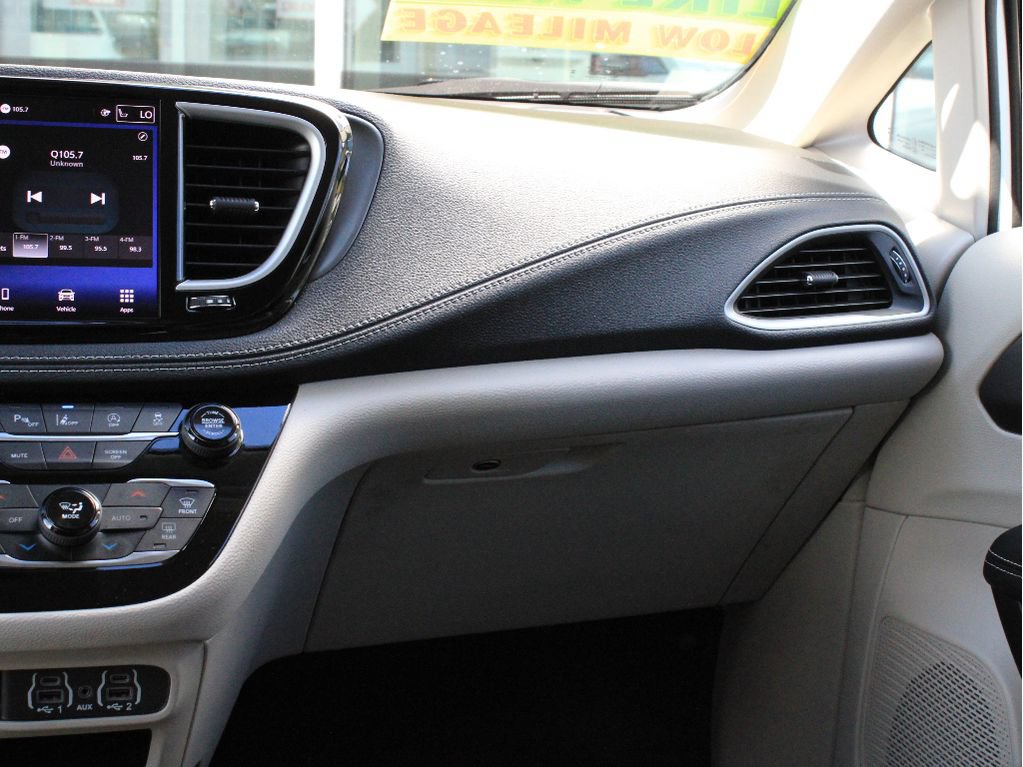 Used 2023 Chrysler Pacifica Touring-L AWD/4WD image 25
