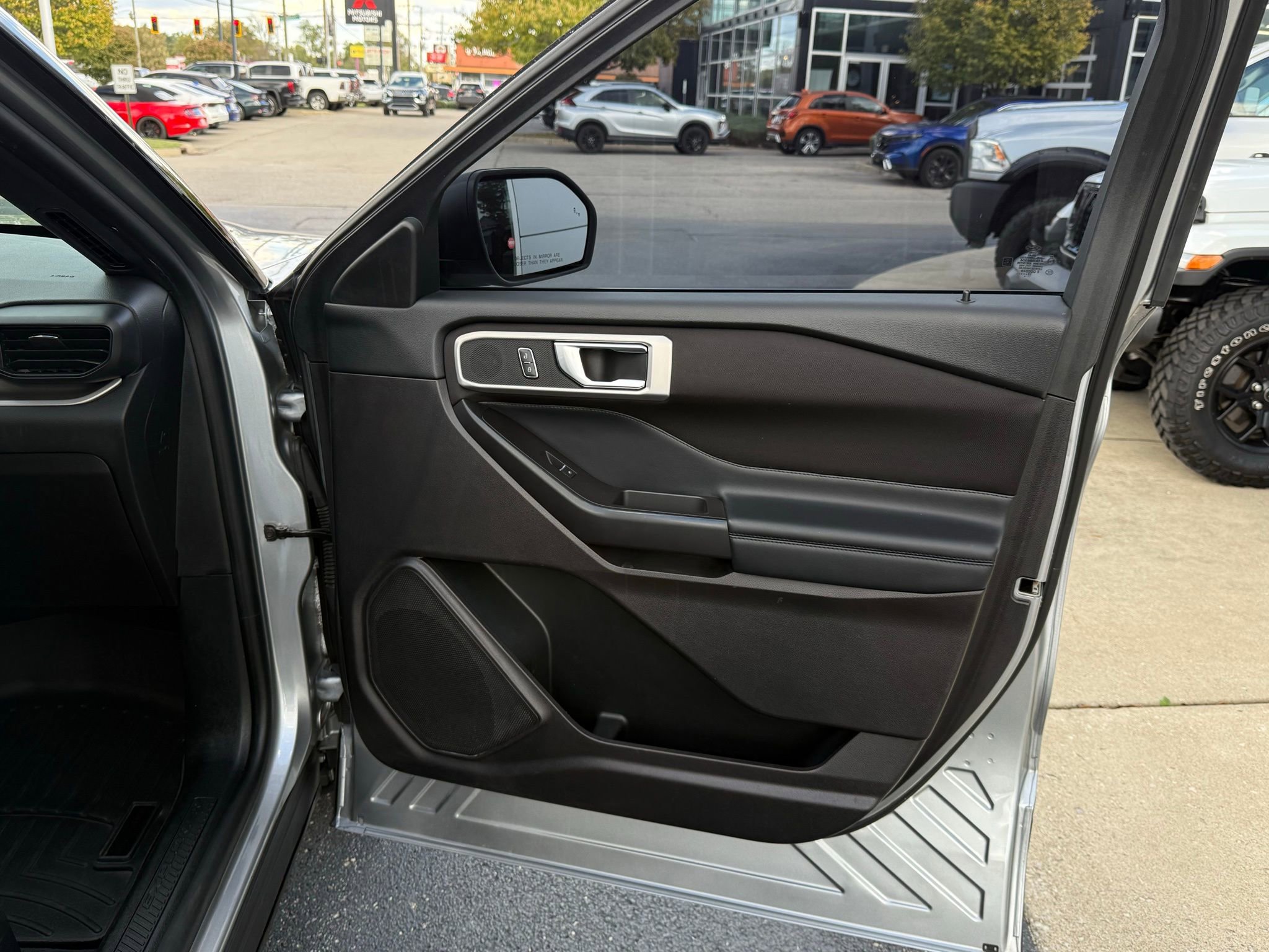 Used 2020 Ford Explorer XLT image 10