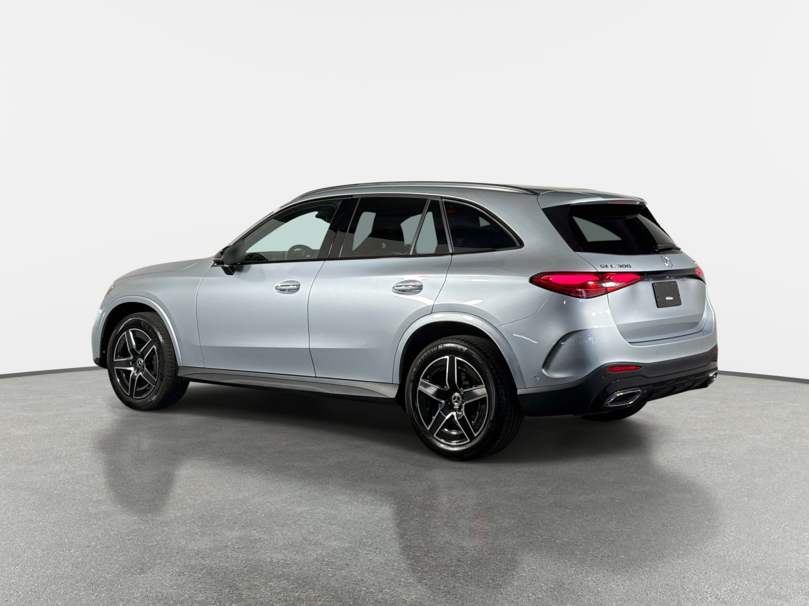 Used 2025 Mercedes-Benz GLC 300 4MATIC w/ AMG Line image 5