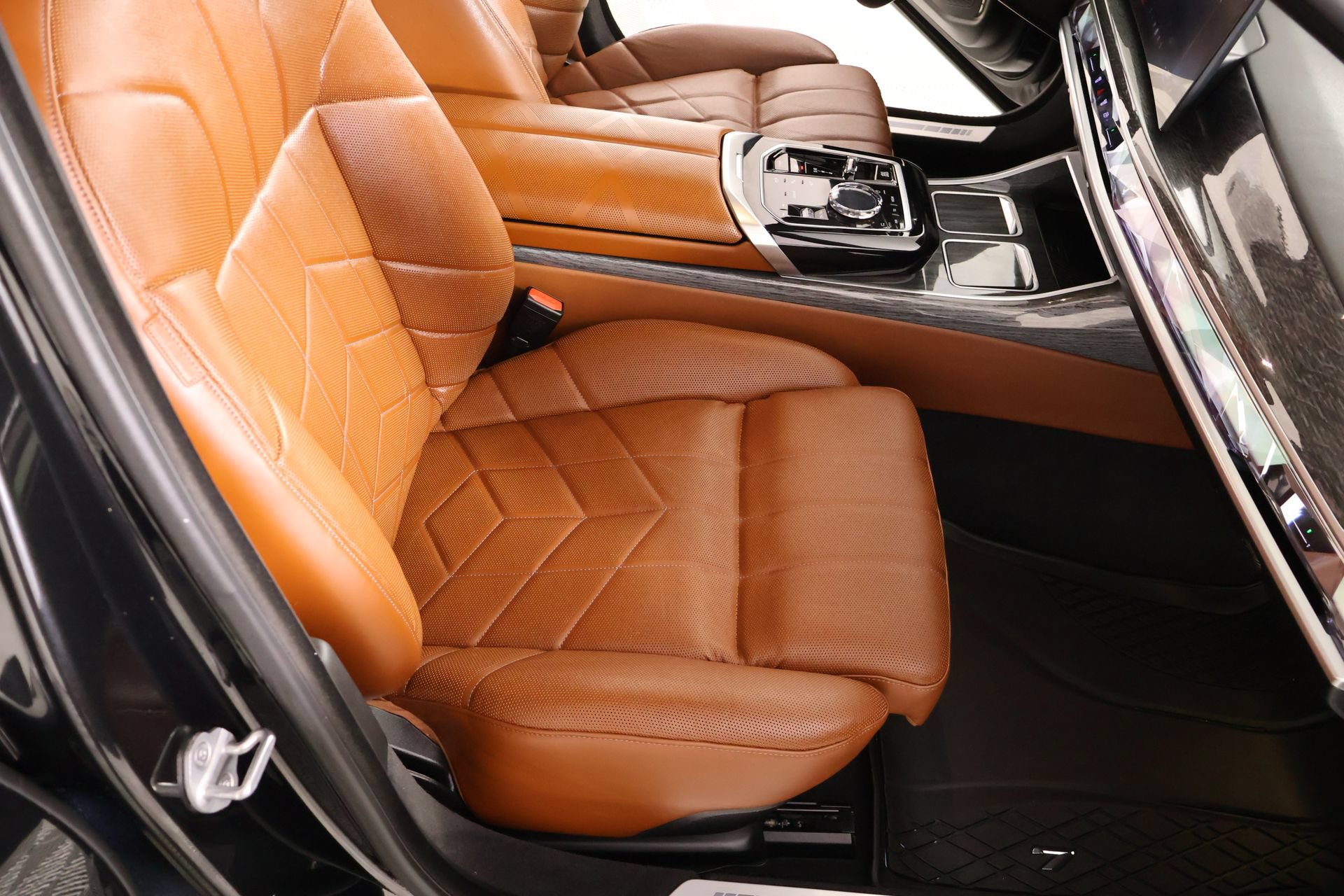 Used 2023 BMW 760i xDrive w/ Luxury Rear Seating Package AWD/4WD image 14
