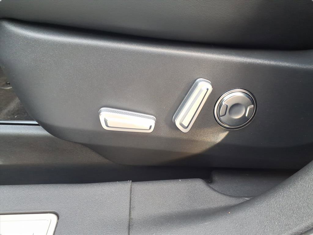 Used 2025 Lincoln Nautilus Premier image 11