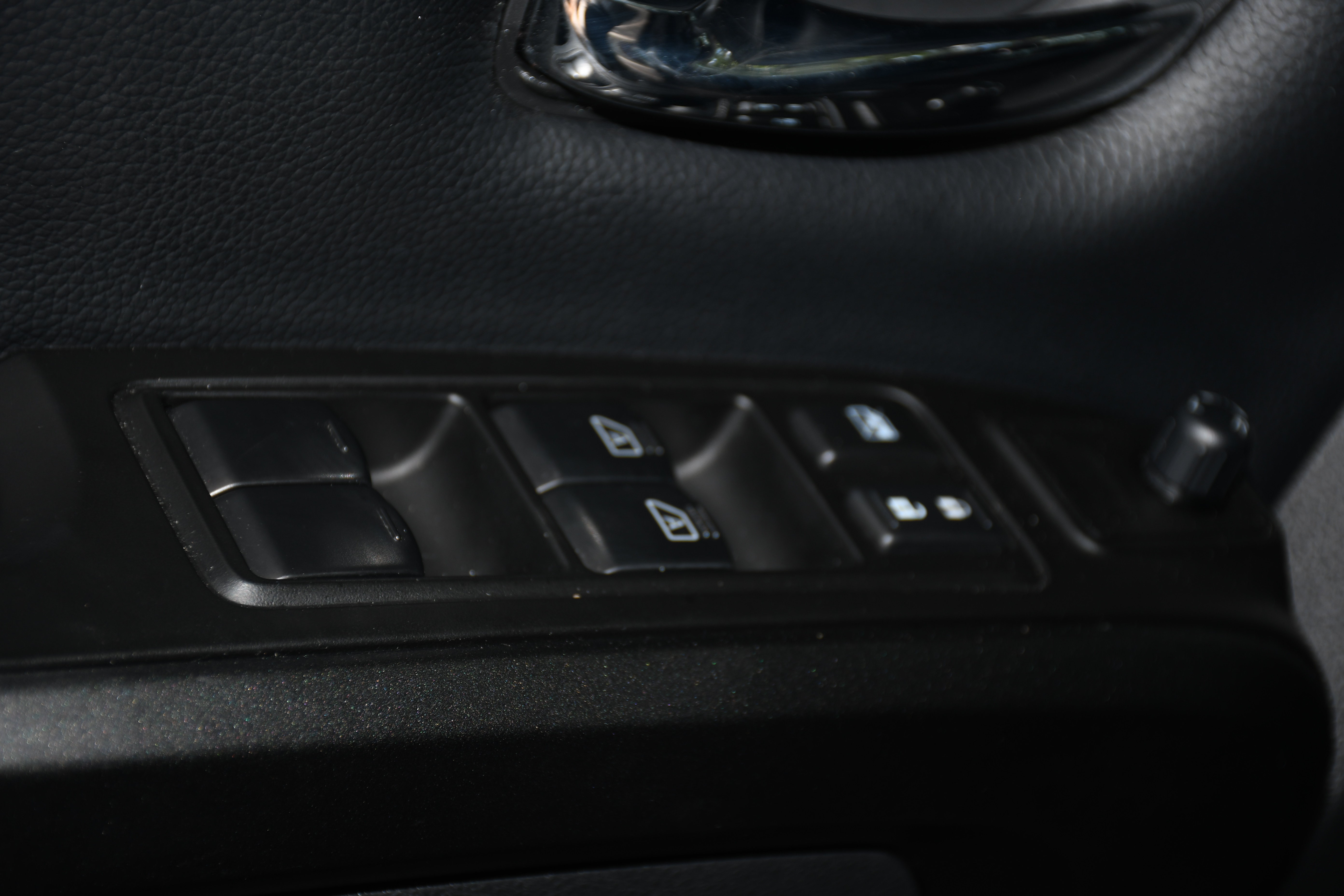 Used 2024 Nissan Titan PRO-4X AWD/4WD image 10