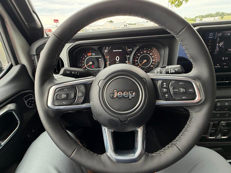 Used 2025 Jeep Wrangler Unlimited Sahara AWD/4WD image 25