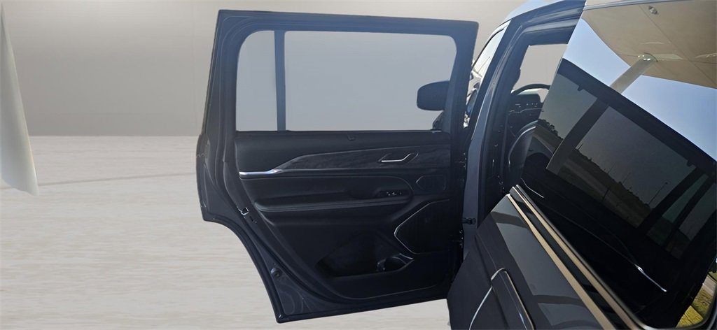 Used 2024 Jeep Grand Cherokee L Overland w/ Luxury Tech Group IV image 17