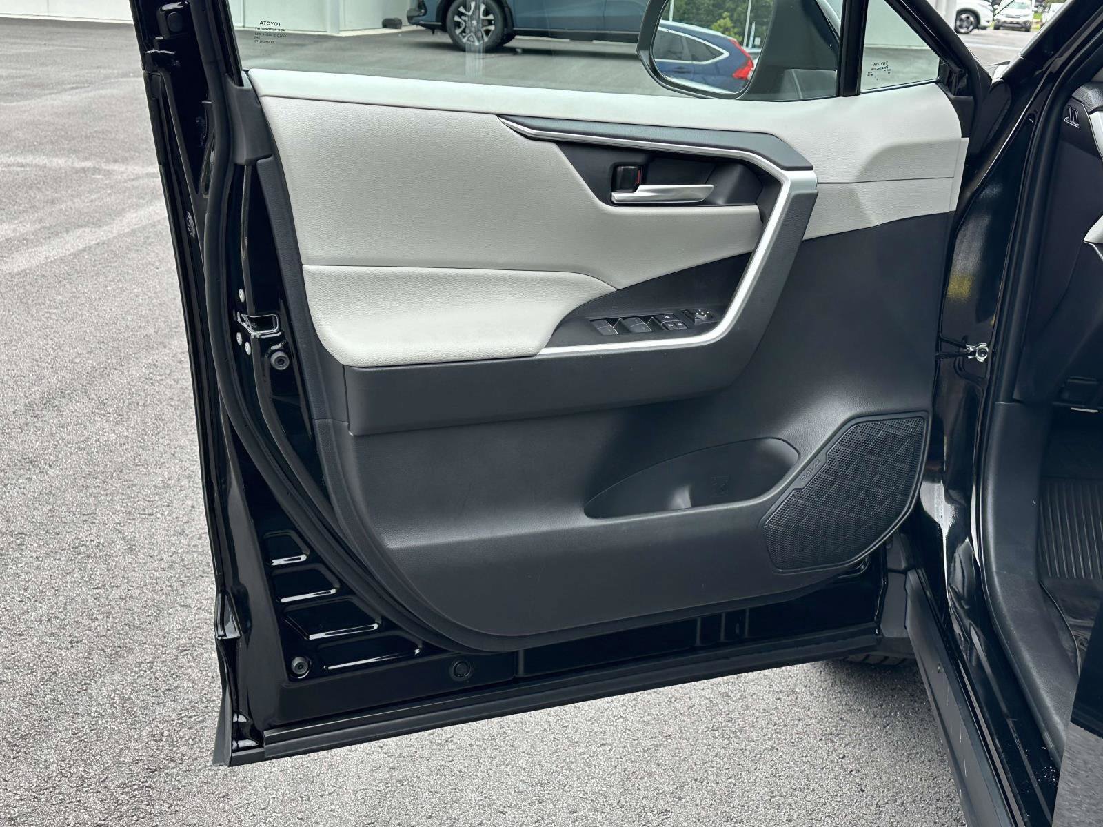 Used 2025 Toyota RAV4 XLE Premium FWD image 5
