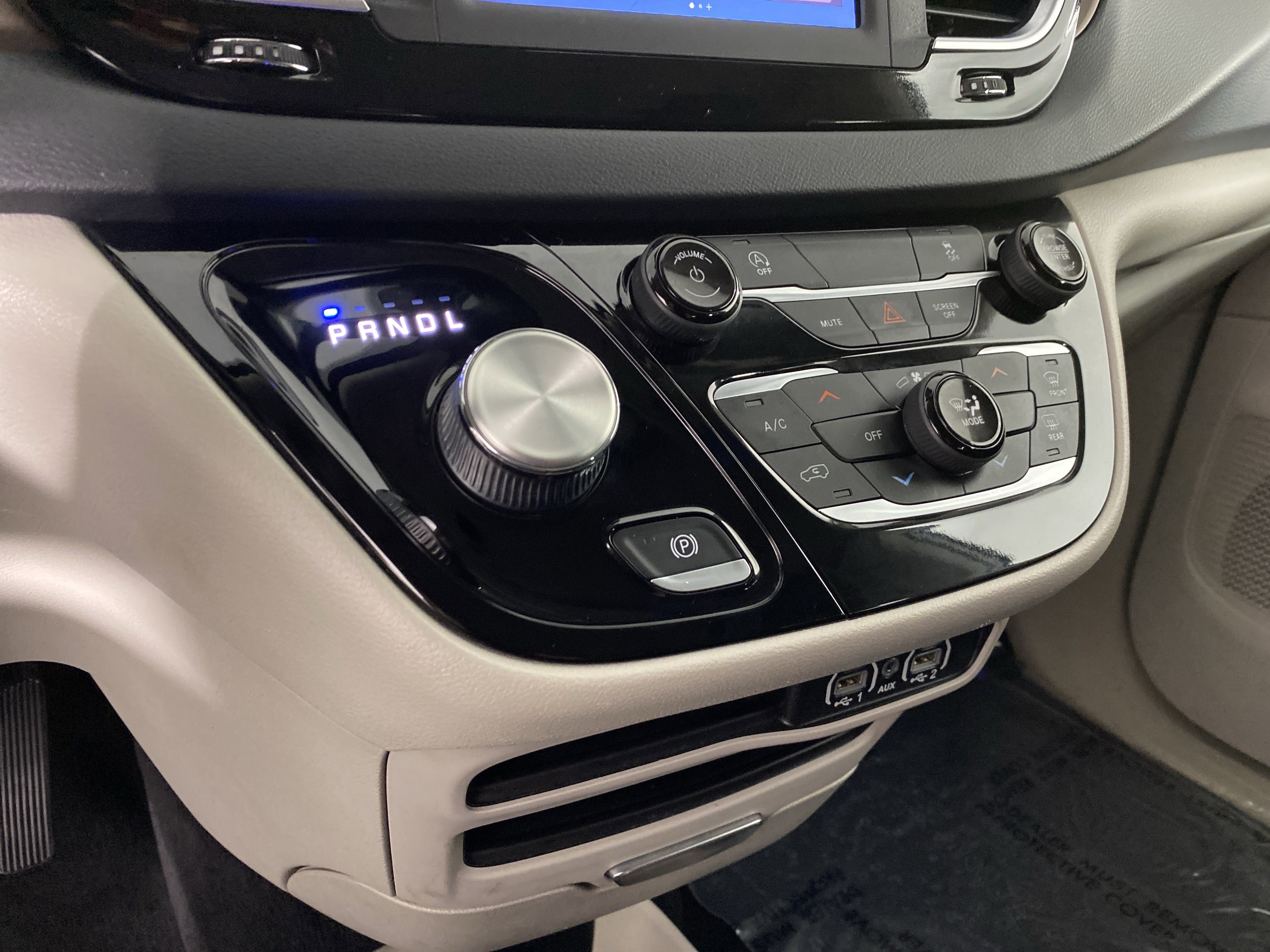 Used 2023 Chrysler Voyager LX image 29