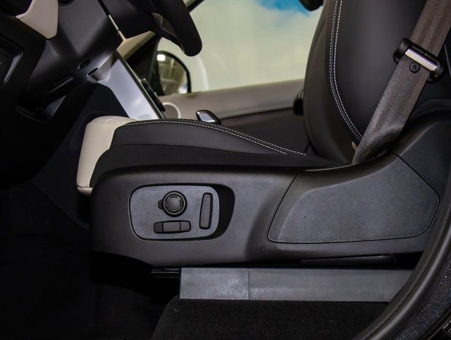 Used 2026 Land Rover Discovery Dynamic SE image 15