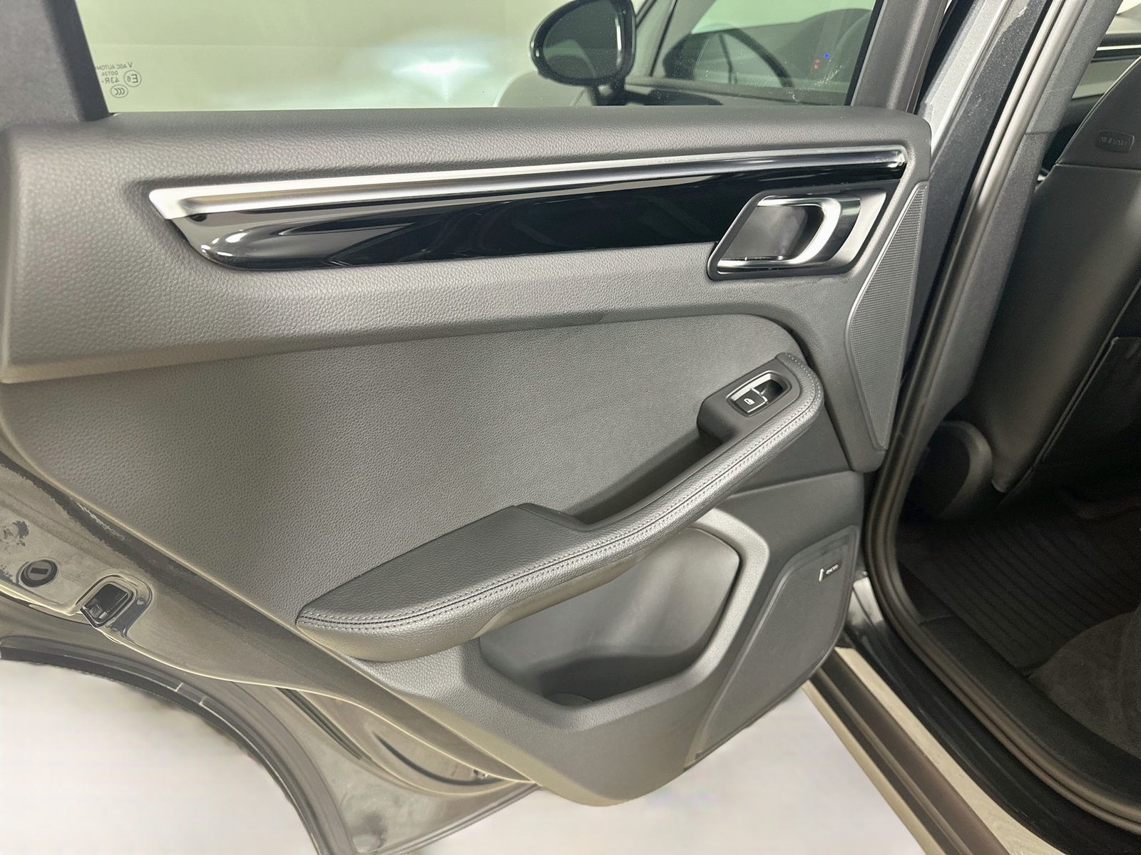 Certified 2022 Porsche Macan AWD/4WD image 36