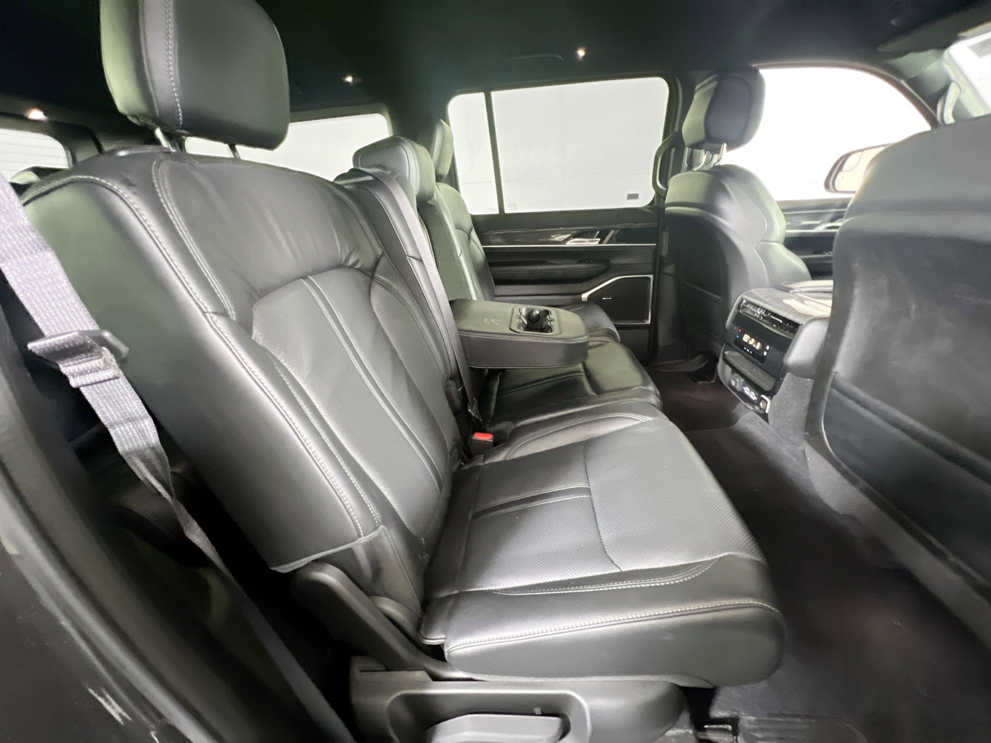 Used 2022 Jeep Wagoneer Series II AWD/4WD image 29