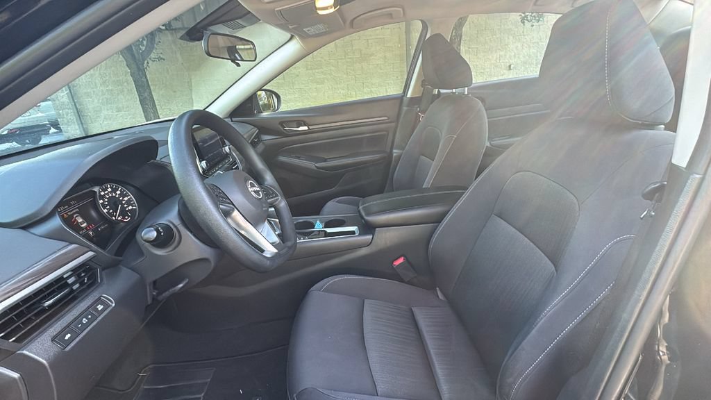 Used 2025 Nissan Altima 2.5 SV FWD image 10