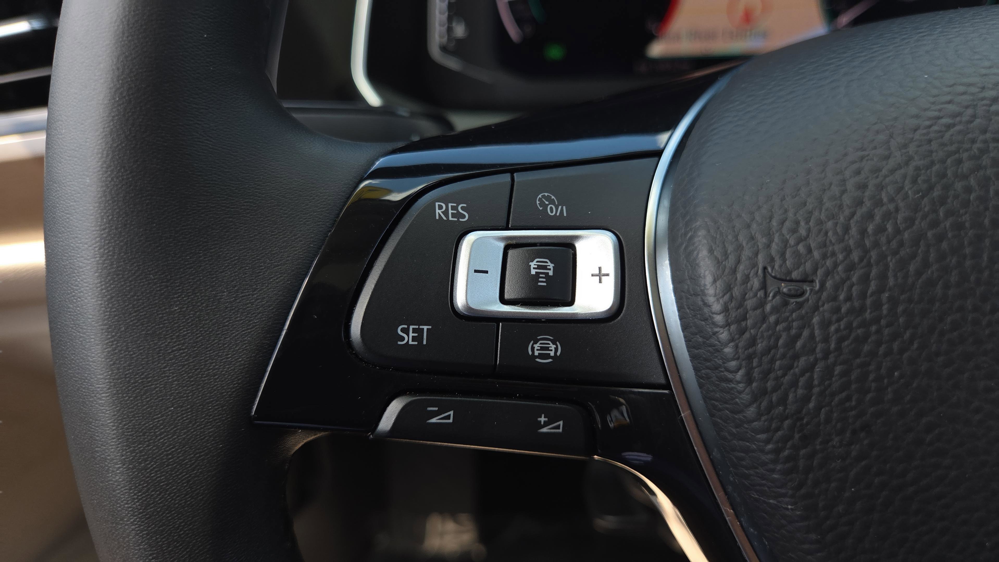 Used 2020 Volkswagen Jetta SEL Premium FWD image 24
