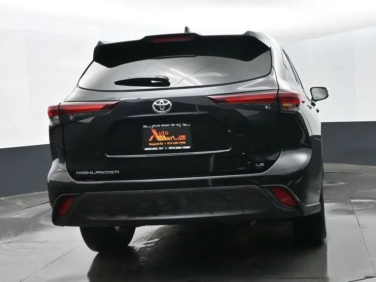 Used 2025 Toyota Highlander LE FWD image 8