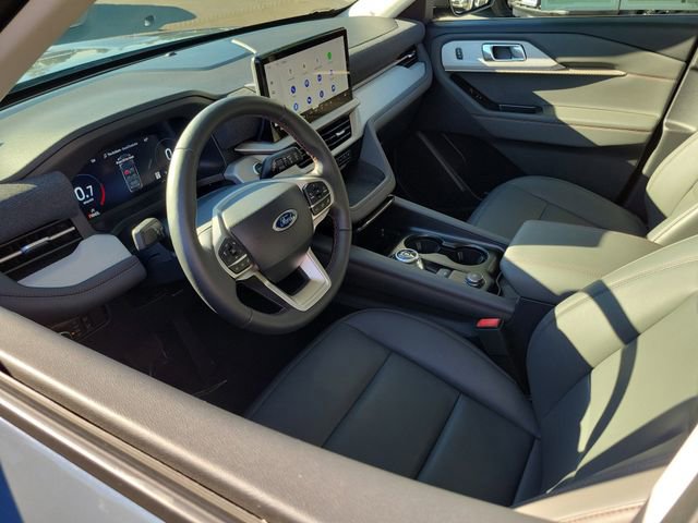 Used 2025 Ford Explorer Active w/ Active Comfort Package RWD image 3