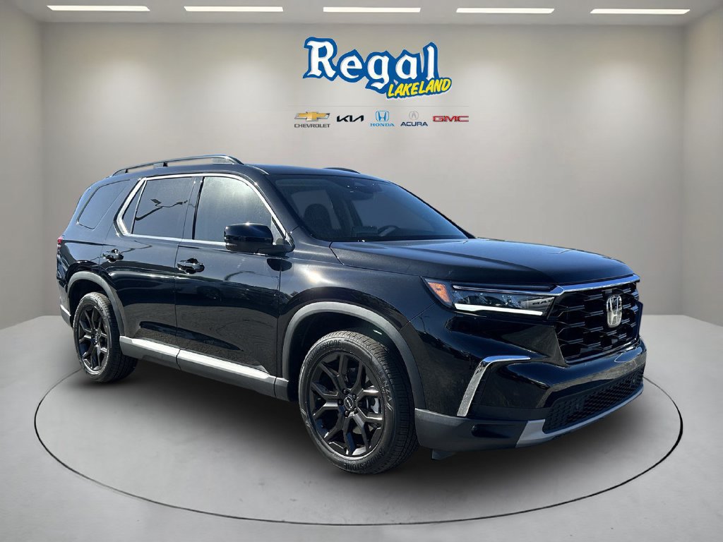 Used 2025 Honda Pilot Touring image 1