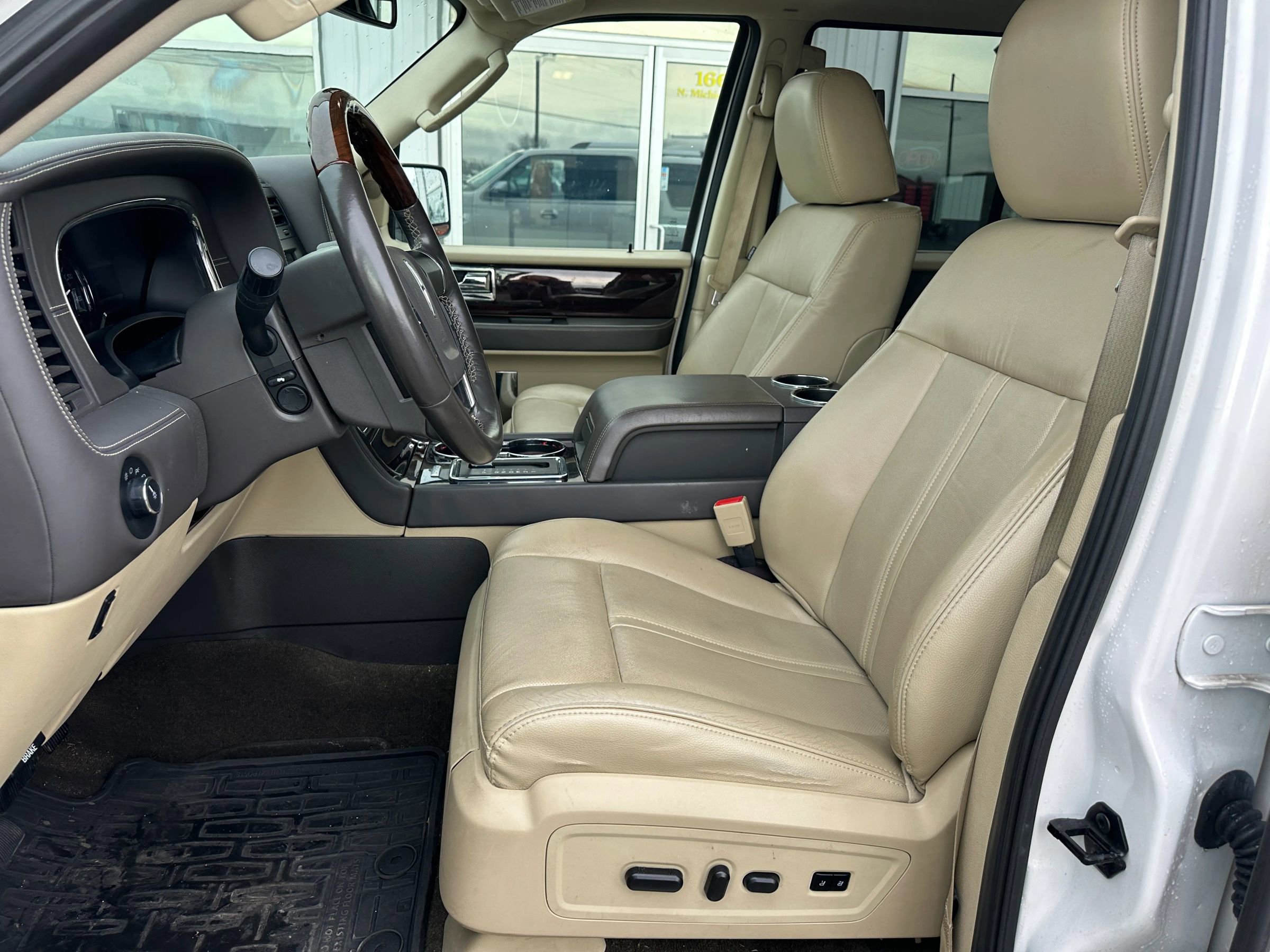 Used 2017 Lincoln Navigator Reserve image 13